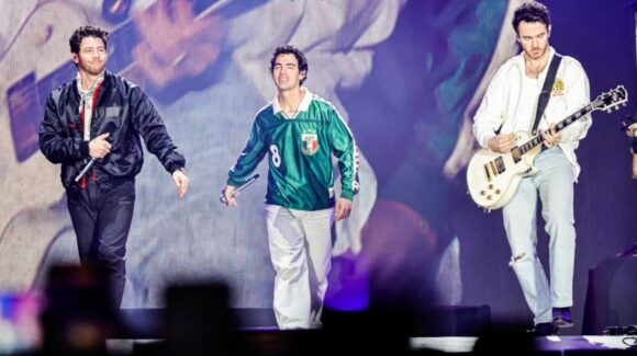 Jonas Brothers celebran a México con playeras y máscaras en Tecate Emblema