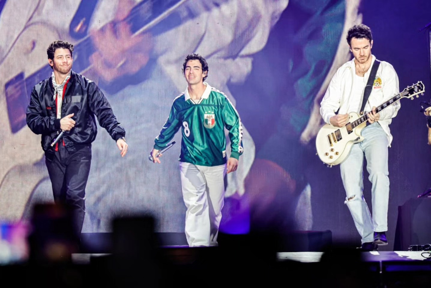 Jonas Brothers celebran a México con playeras y máscaras en Tecate Emblema