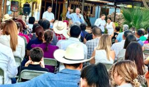 Javier Lamarque escucha peticiones de vecinos del poniente de Hermosillo