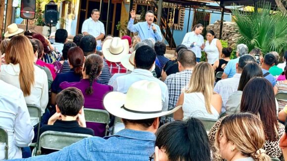 Javier Lamarque escucha peticiones de vecinos del poniente de Hermosillo