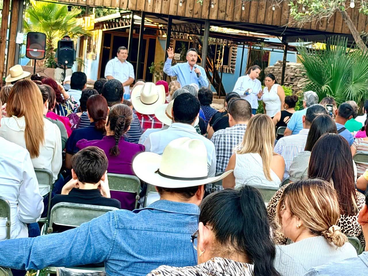 Javier Lamarque escucha peticiones de vecinos del poniente de Hermosillo