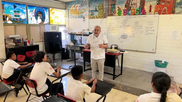 Profesor de Empalme suma 47 años formando generaciones y busca llegar a medio siglo de servicio