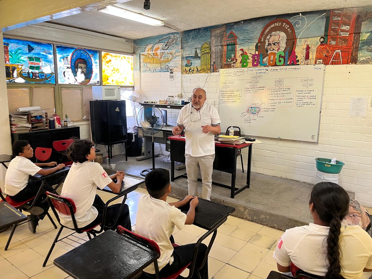 Profesor de Empalme suma 47 años formando generaciones y busca llegar a medio siglo de servicio