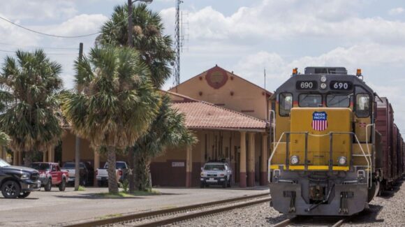 Confirman muerte de 4 mexicanos hallados dentro de vagón de tren en Texas