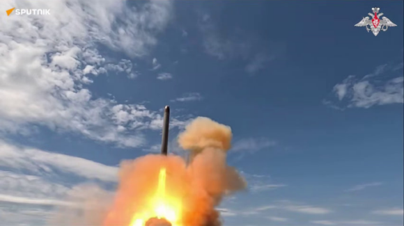 Rusia presenta Sarmat, misil balístico con capacidad antimisil sin precedentes, asegura Putin