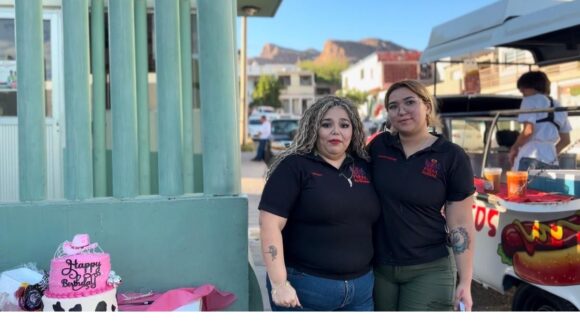 Mónica celebra cumpleaños con comida y pastel en hospital del IMSS de Guaymas