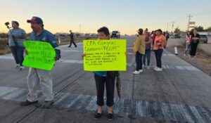 Vecinos bloquean carretera federal 15 por falta de agua en Guaymas