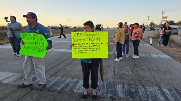 Vecinos bloquean carretera federal 15 por falta de agua en Guaymas