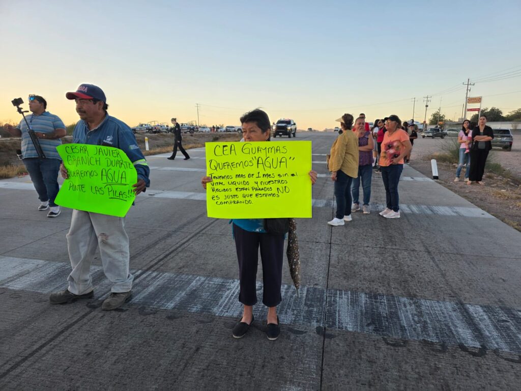 Vecinos bloquean carretera federal 15 por falta de agua en Guaymas