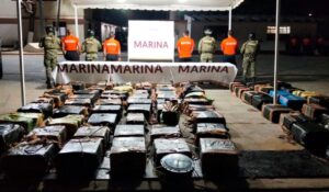 (VIDEO) Golpe al narco: Marina asegura más de 2 toneladas de droga frente a costas de Oaxaca