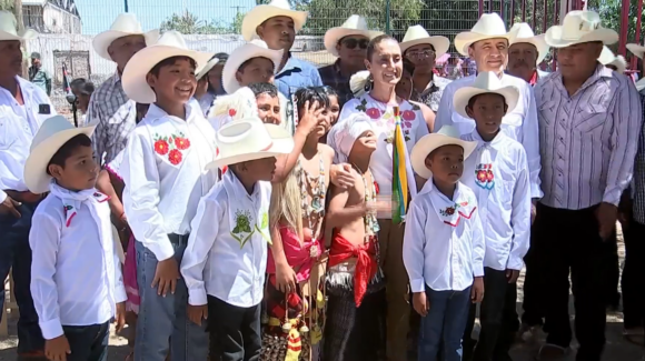 Sheinbaum encabeza restitución de tierras en Bahía de Lobos e inauguraciónde un comedor escolar