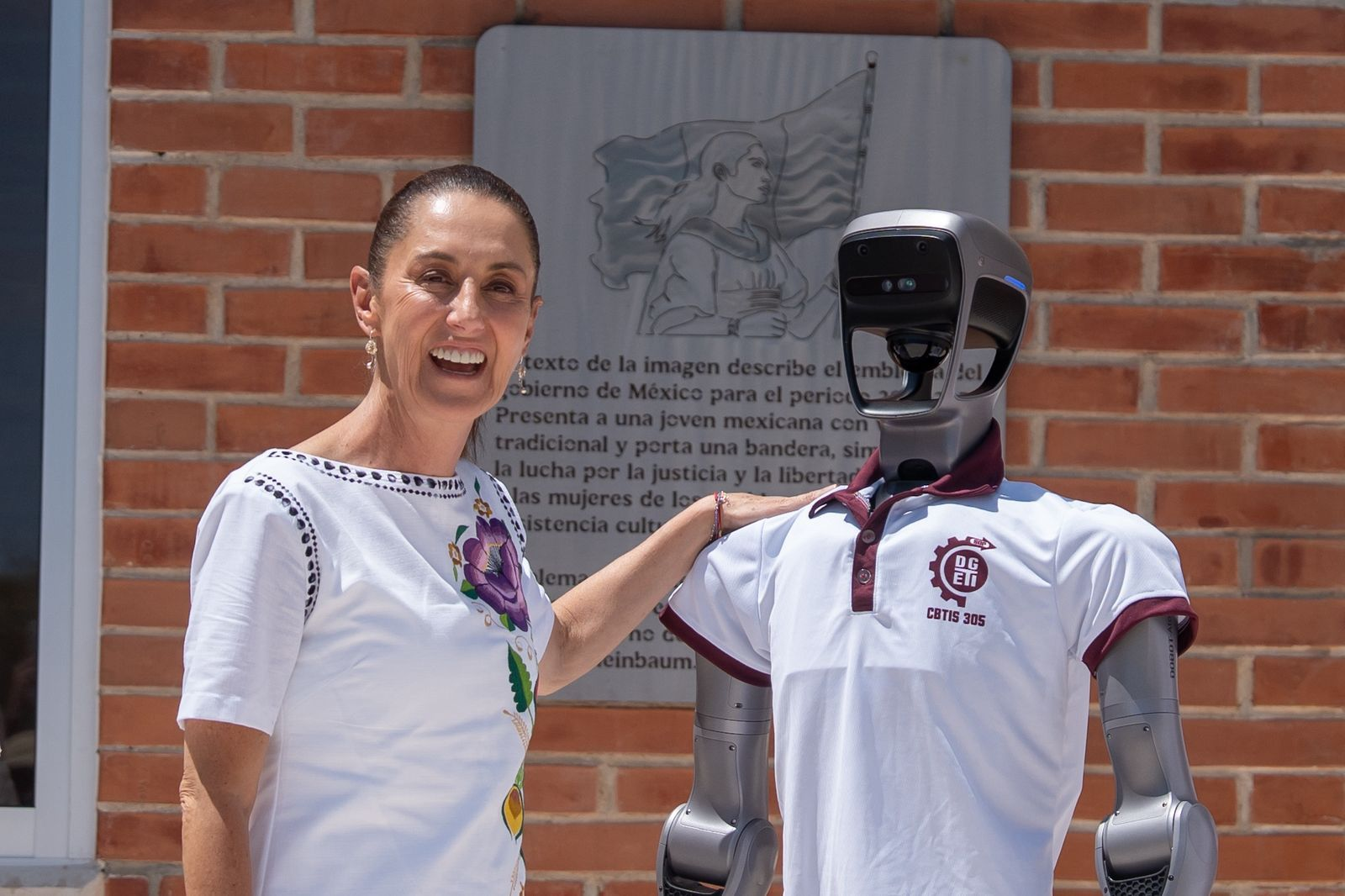 Sheinbaum inaugura Cbtis 305 en Mérida acompañada del robot 'Atom'