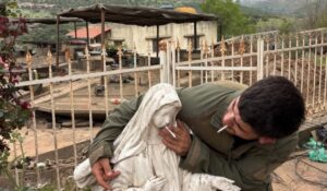 Soldado israelí coloca cigarrillo en estatua de Virgen María; el vídeo se viraliza