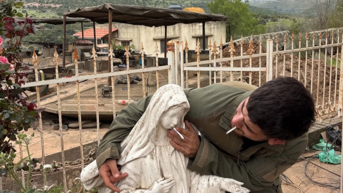 Soldado israelí coloca cigarrillo en estatua de Virgen María; el vídeo se viraliza