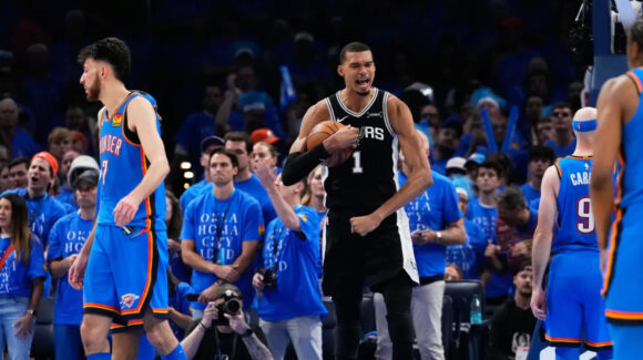Arranque de locura en las finales de Conferencia de la NBA; Spurs superan al campeón en doble tiempo extra
