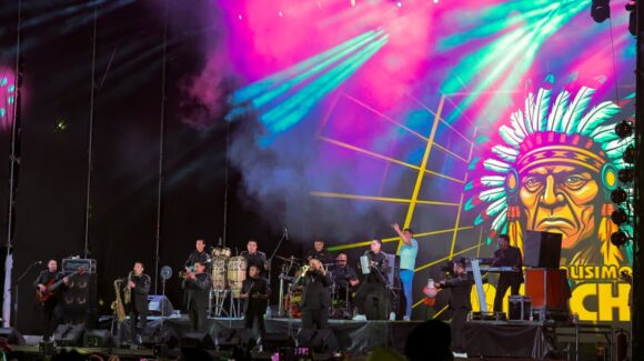El Tropicalísimo Apache abarrota el Teatro del Pueblo de la ExpoGan 2026
