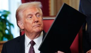 Trump, contra la Unión Europea: Anuncia alza de aranceles a autos por incumplir pacto comercial