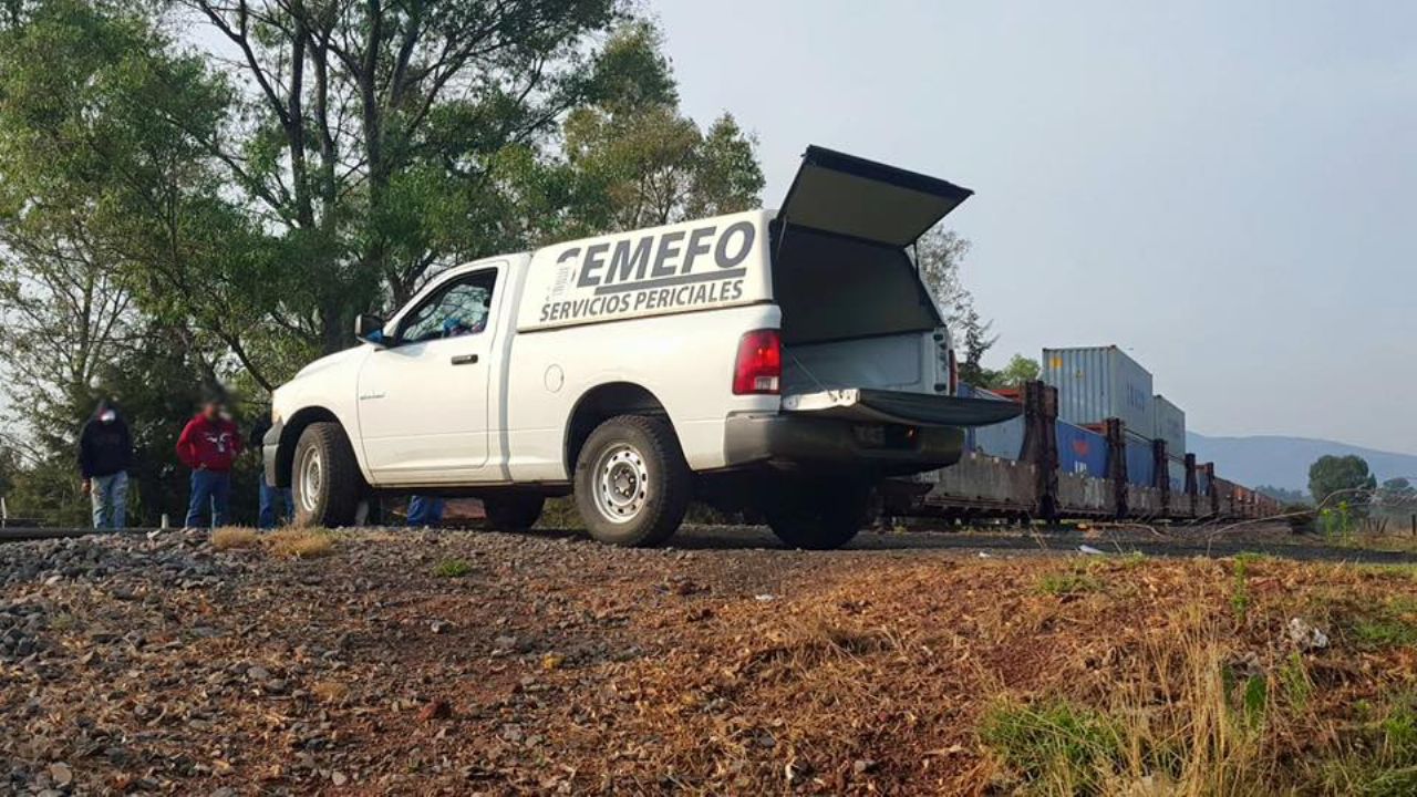 Autoridades hallan el cuerpo de una persona en un arroyo de aguas negras; fue maniatado y torturado