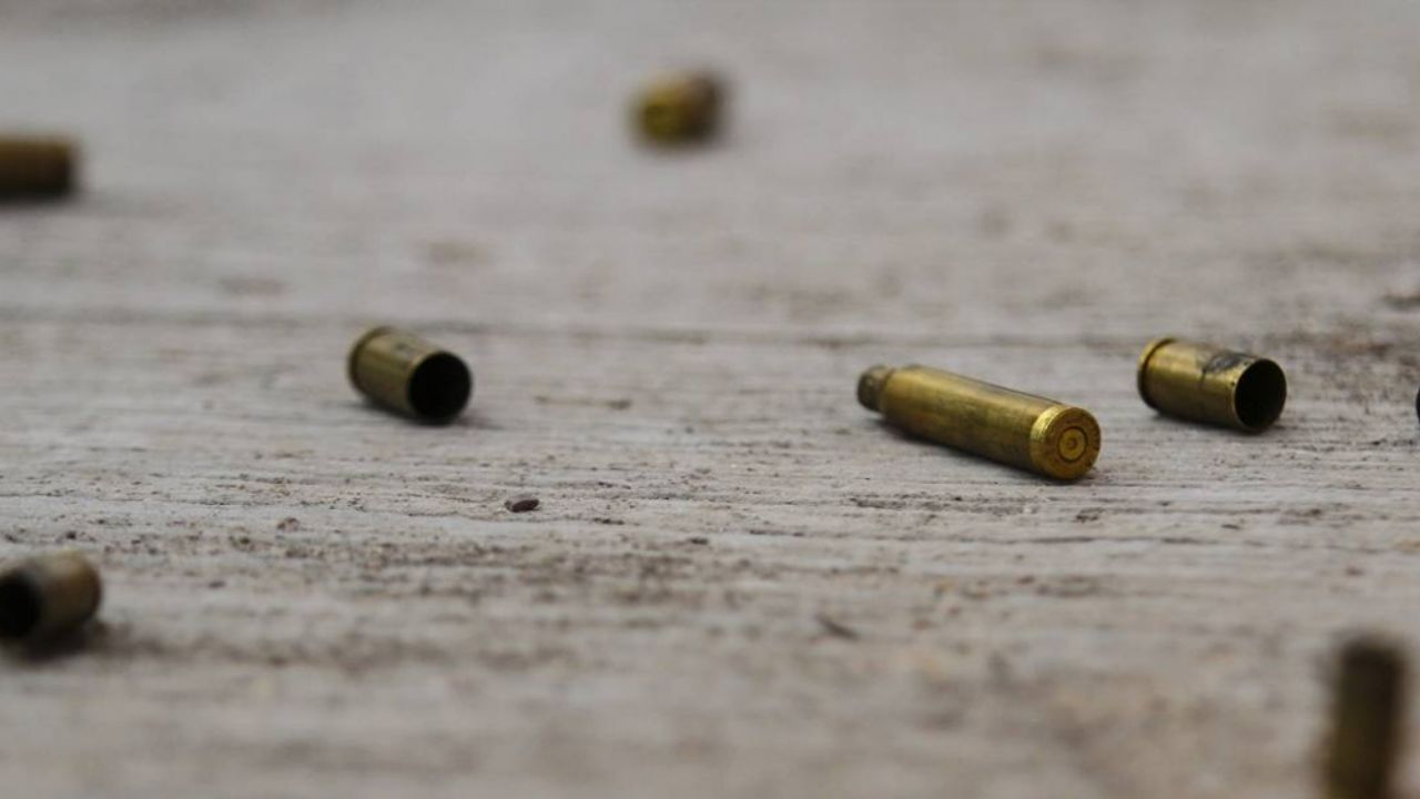 Abandonan el cadáver de un hombre a la orilla de una autopista en Michoacán