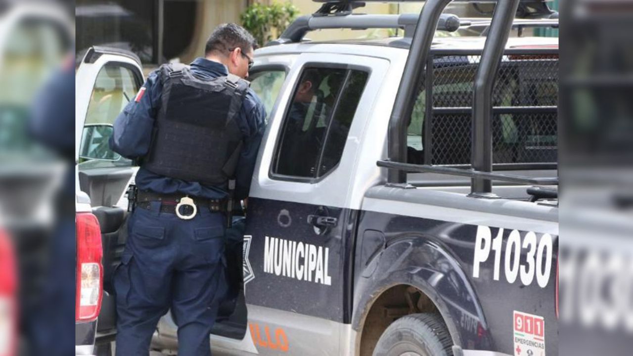 Tras ser aprehendido por conducir a exceso de velocidad, hombre golpea a policías en Hermosillo