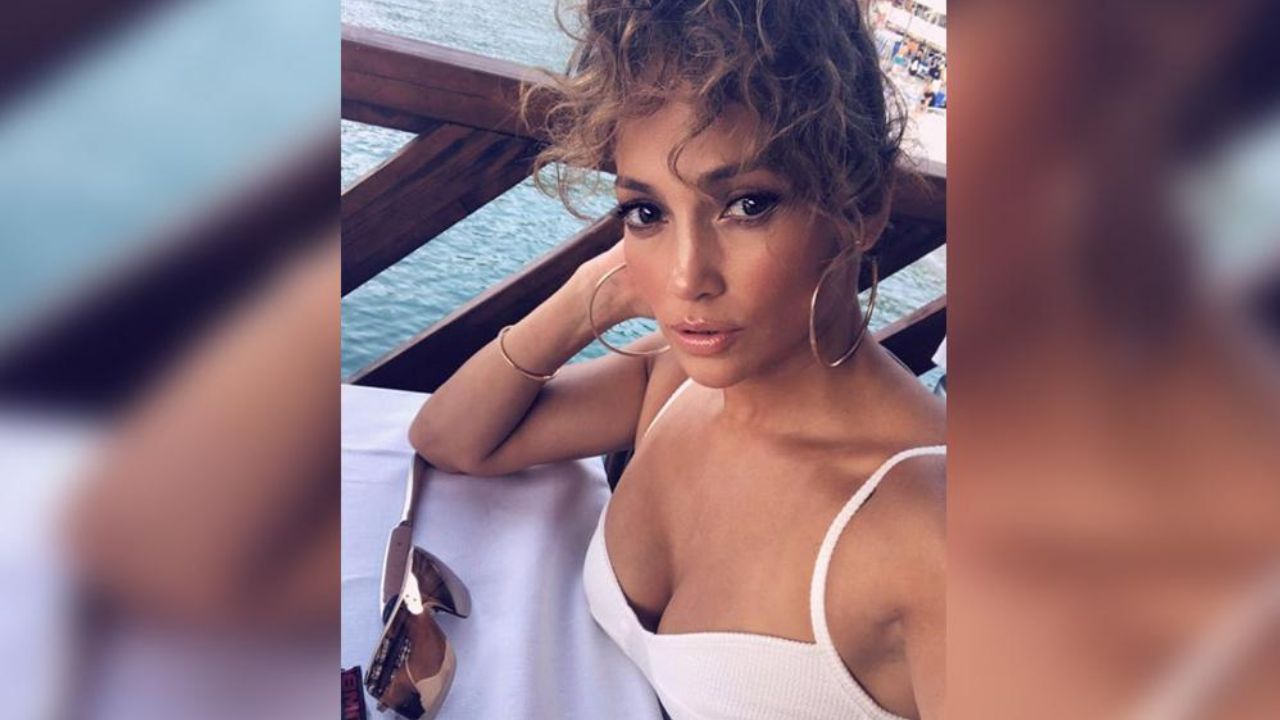 Jennifer López enciende las redes: ‘La Diva del Bronx’ sorprende en diminuto traje de baño