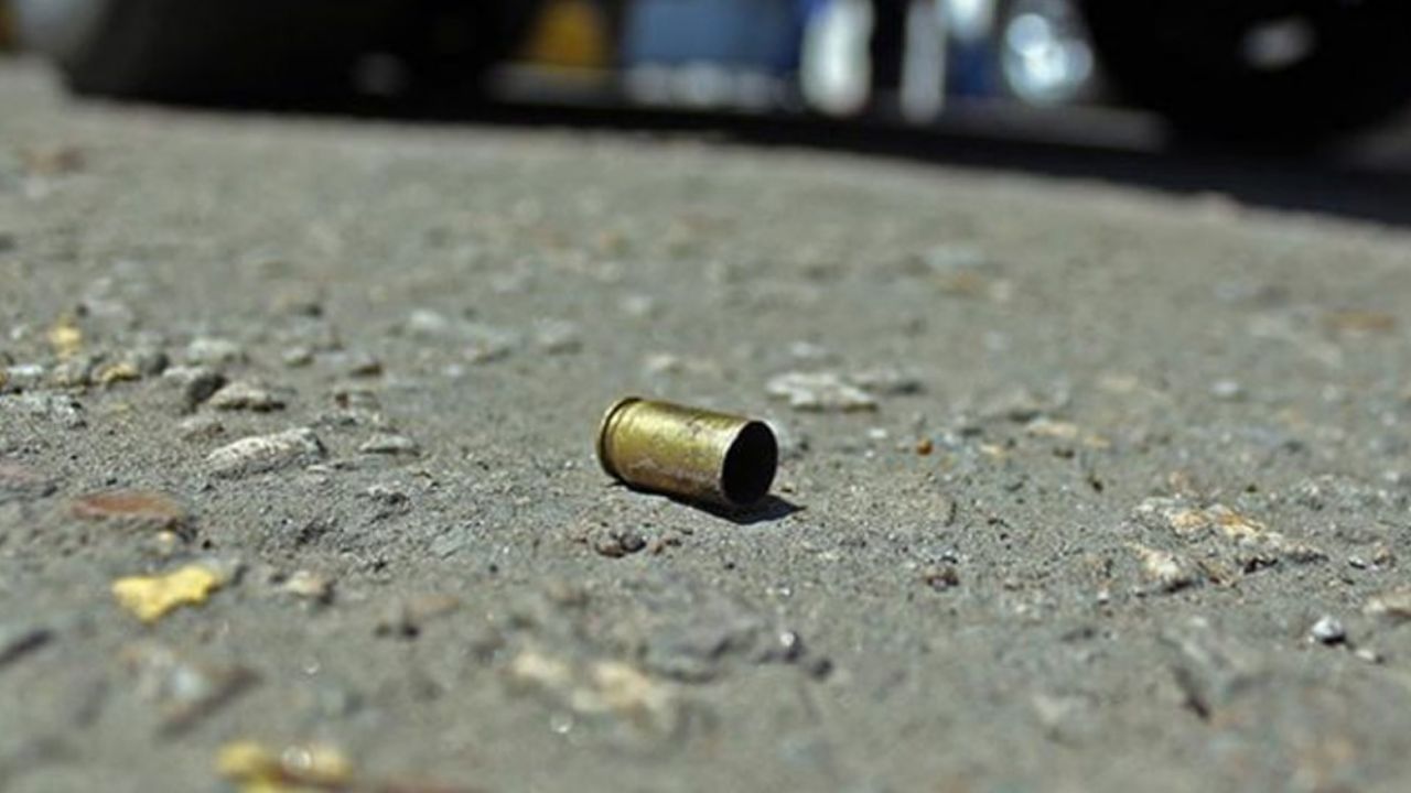 De un balazo en la cabeza, sicarios aniquilan a un joven motociclista en Michoacán