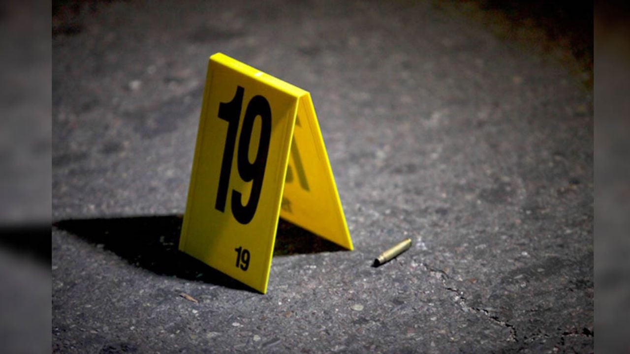 Desde un vehículo, sicarios privan de la vida a un joven que caminaba por la banqueta