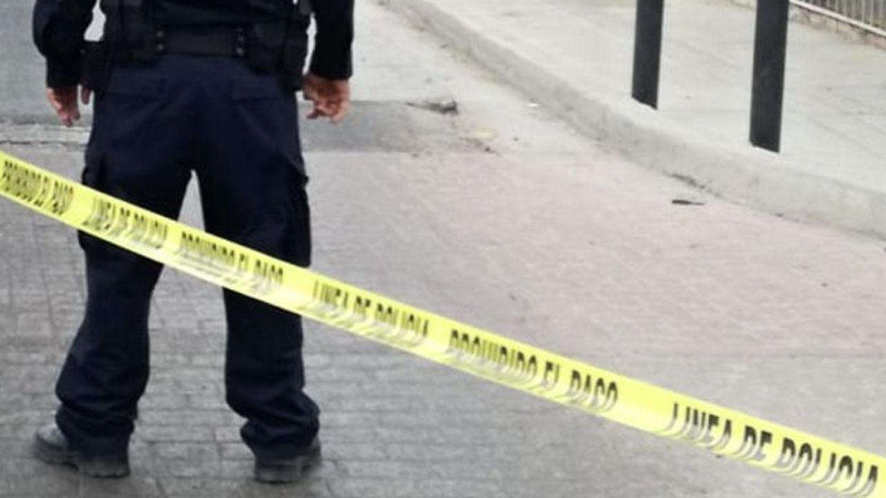 Dos hombres a bordo de una motocicleta terminan heridos al ser alcanzados por las balas