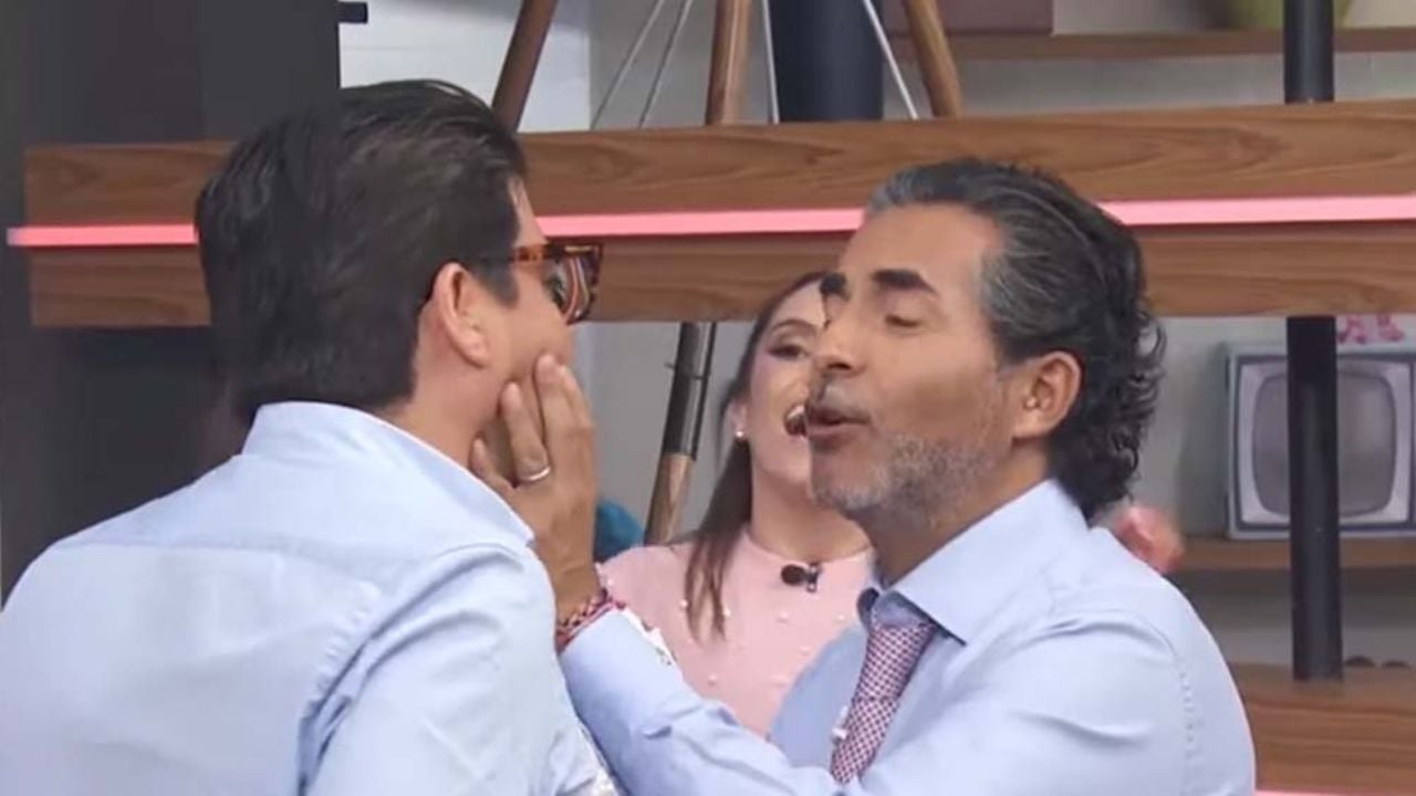 ¡Qué descaro! Conductor de ‘Hoy’ le baja los pantalones a Raúl Araiza y hace esto en Televisa