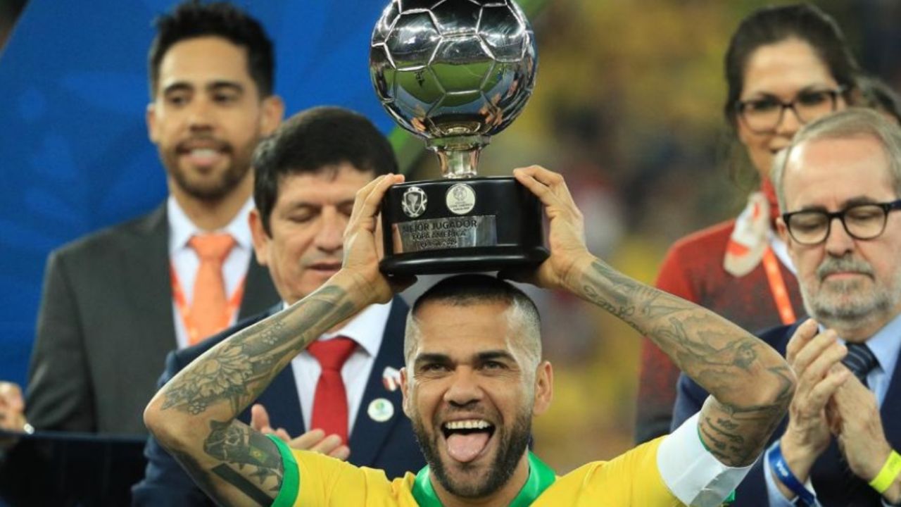 Aficionados brasileños critican convocatoria de Dani Alves al Mundial ¡le dieron con todo!