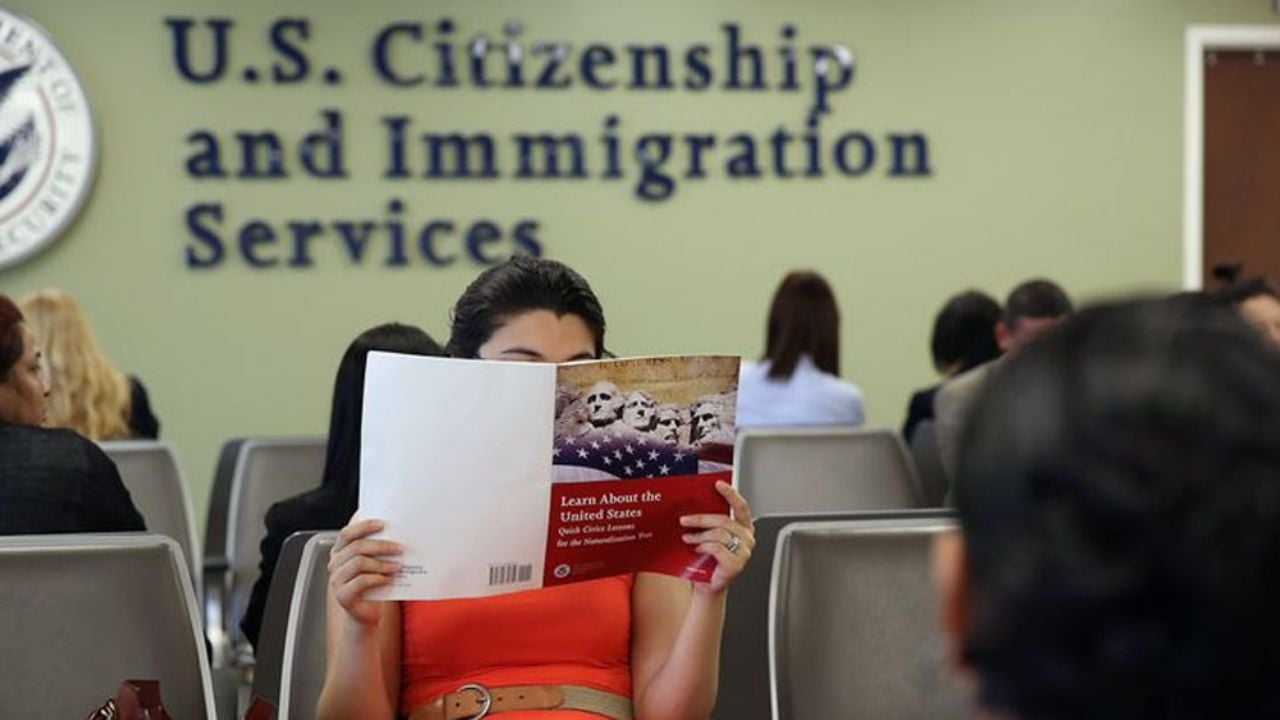 EU podría otorgar la ciudadanía a los inmigrantes que arriesgan su vida por el país