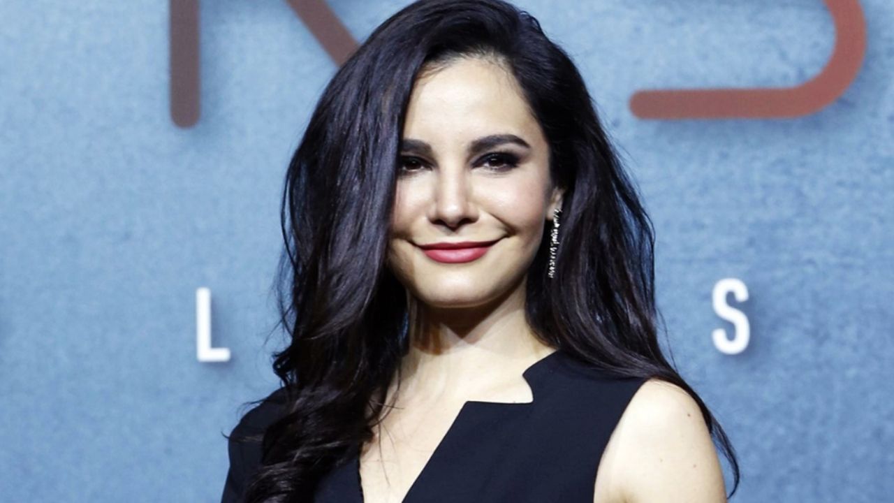 Martha Higareda enamora a usuarios de redes sociales al pasear en yate por la playa