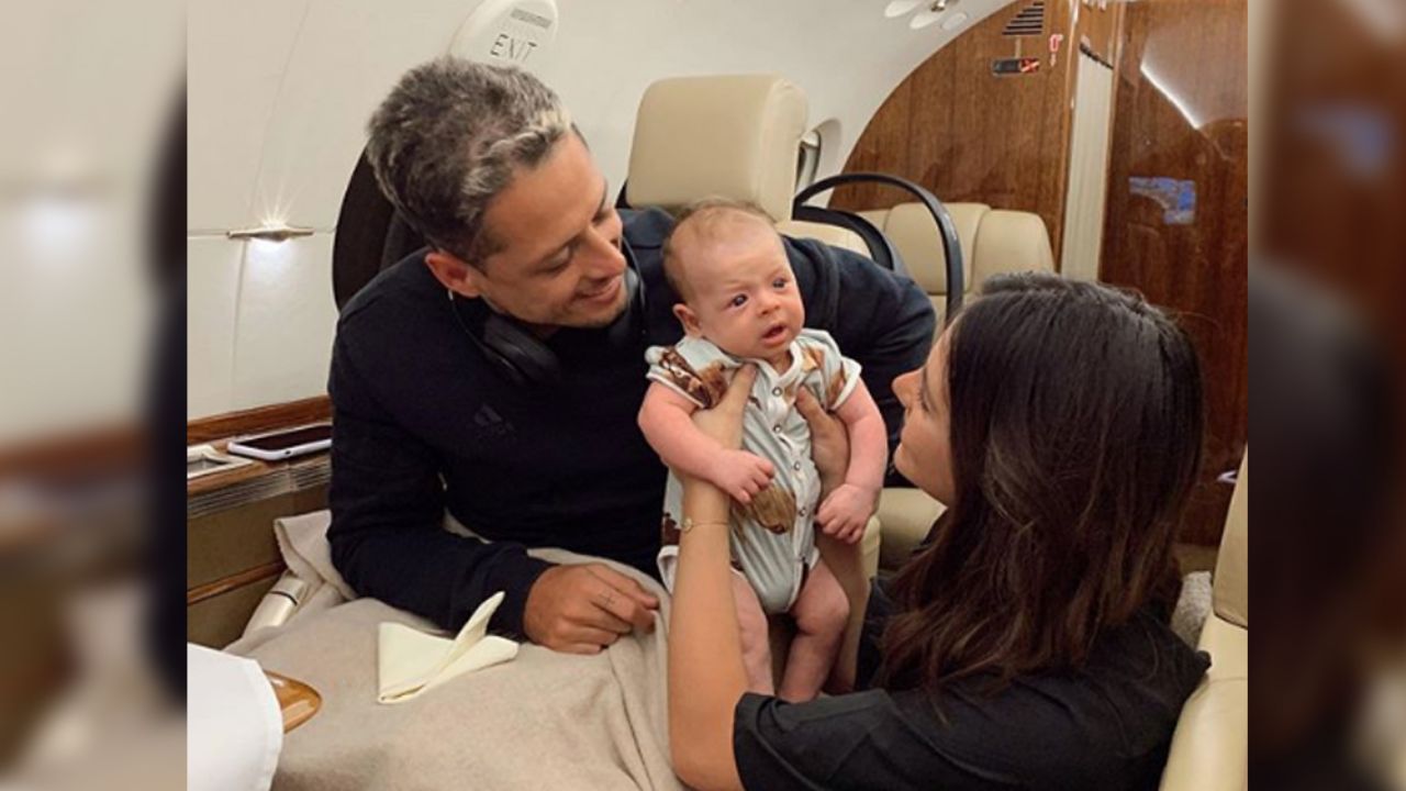 Linchan a esposa de ‘Chicharito’ por besar a su hijo en la boca: “Vieja asquerosa”