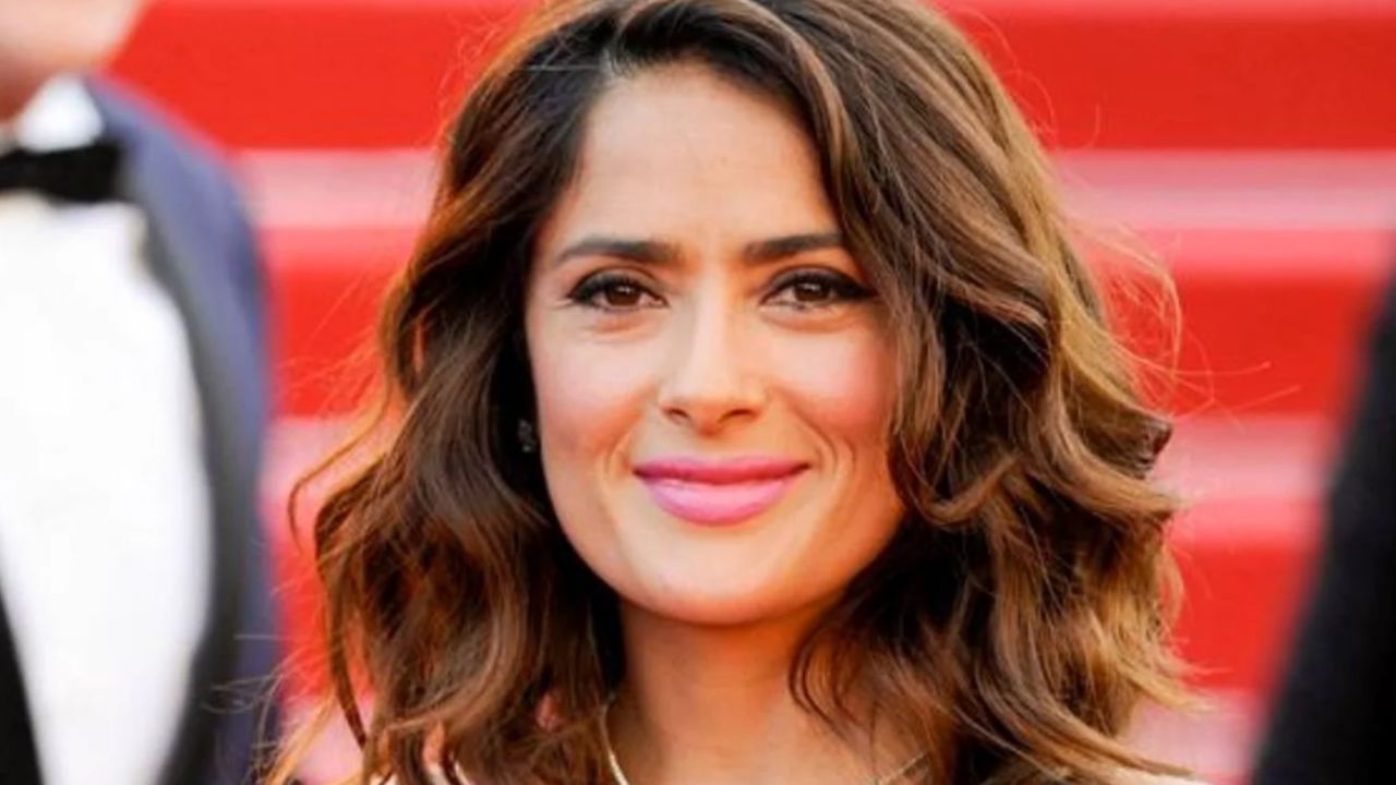 ¡Encantadora! Salma Hayek presume su escultural figura con tremendo bañador en la playa