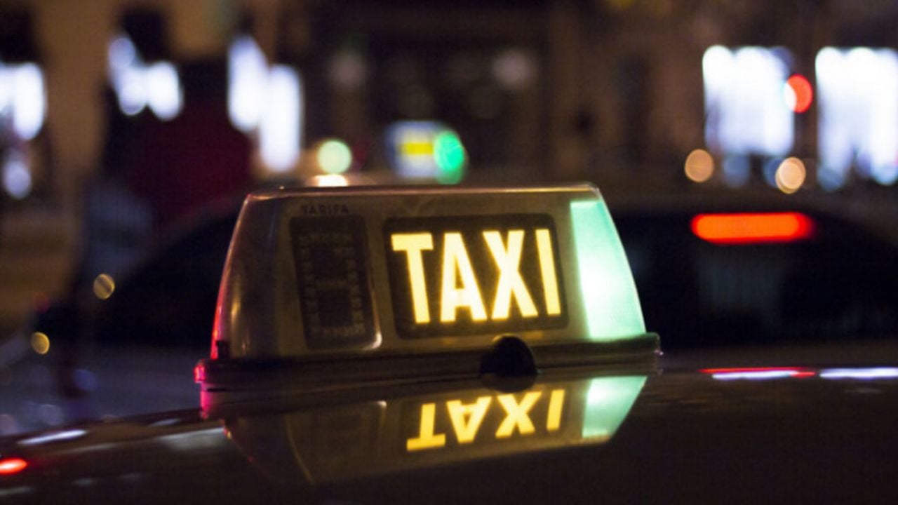 Abuela viaja con su esposo en su taxi; sufre de Azlheimer y sus hijos se niegan a cuidarla