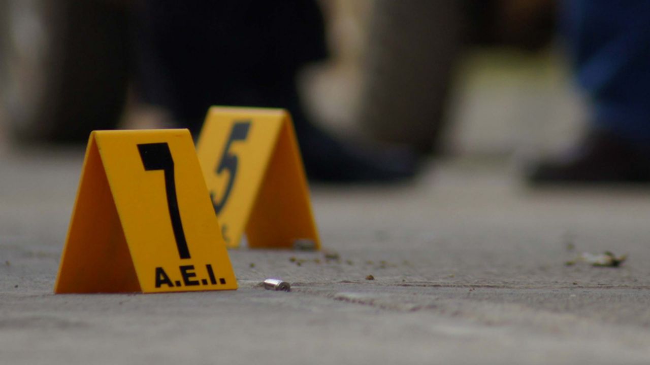 Sujetos en automóvil asesinan a tiro a un hombre; le dispararon a quemarropa