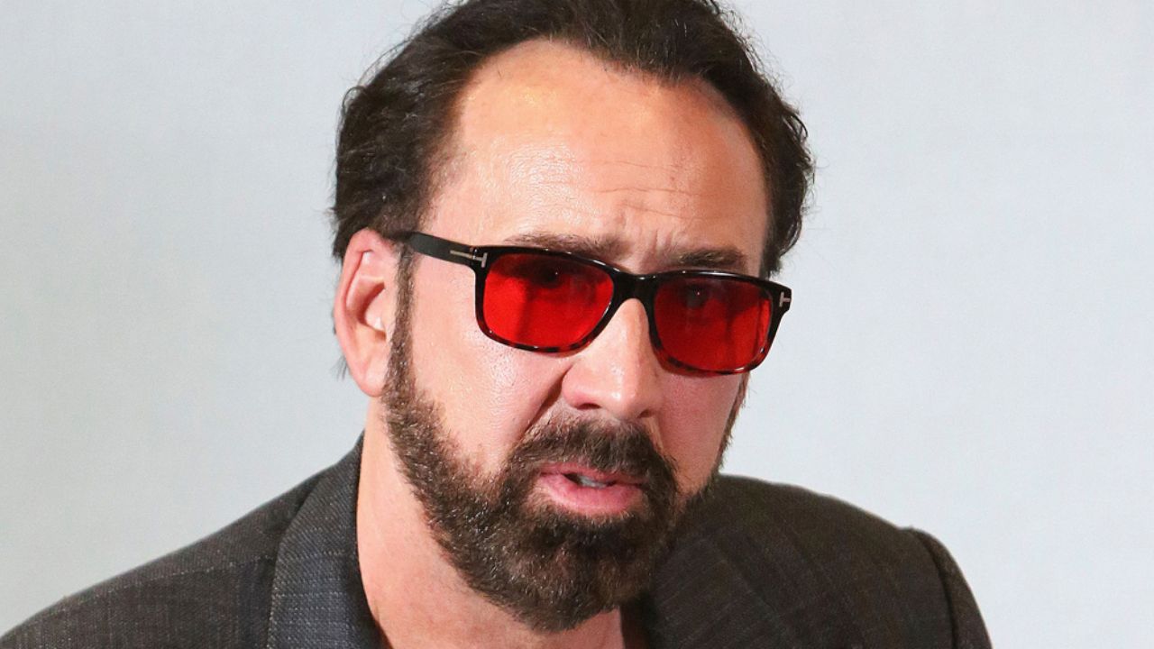 ¡Pasado de copas y descalzo! ‘Echan’ a la calle a famoso actor de cine: “Le gritaba a la gente”