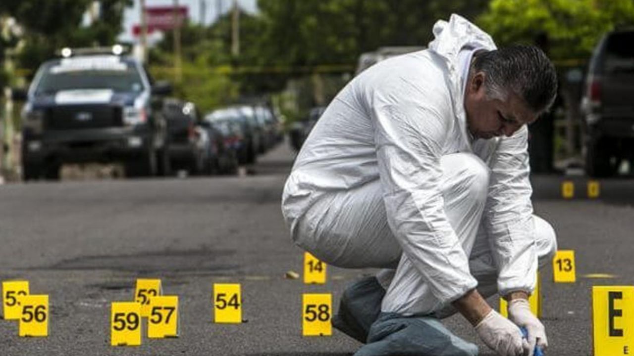 Mientras caminaba por la banqueta, hombre es ultimado a balazos por parte de sicarios