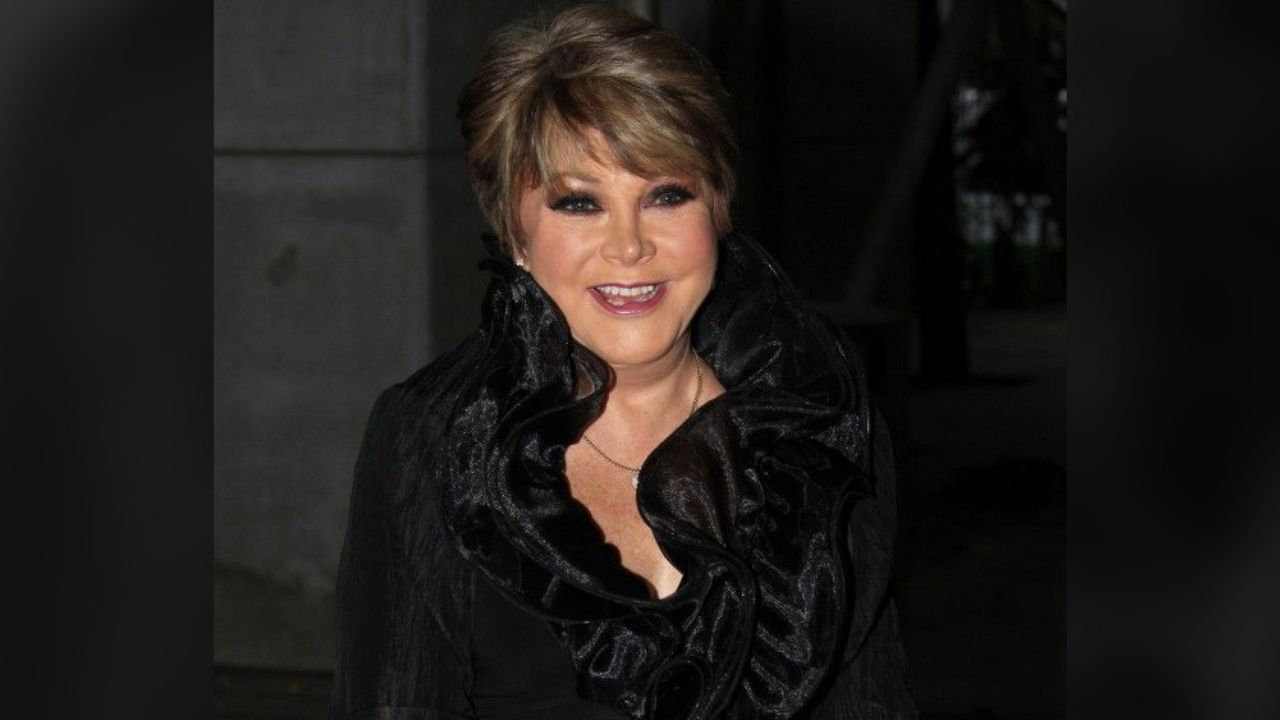 Lolita Ayala causa sensación en redes: Lanza línea de cubrebocas con la frase: “Ya se fue”