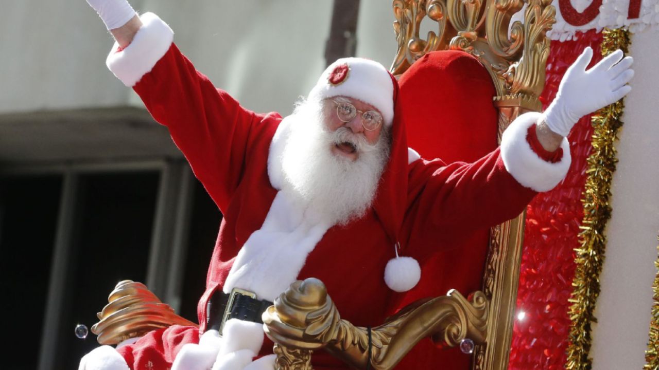 ¡Feliz Navidad! Captan a ‘Santa Claus’ al saltar de precipicio a 100 metros de altura