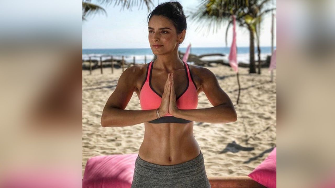 Youtuber le ‘tira los perros’ a Aislinn Derbez; la actriz posa en diminuto bikini en Instagram