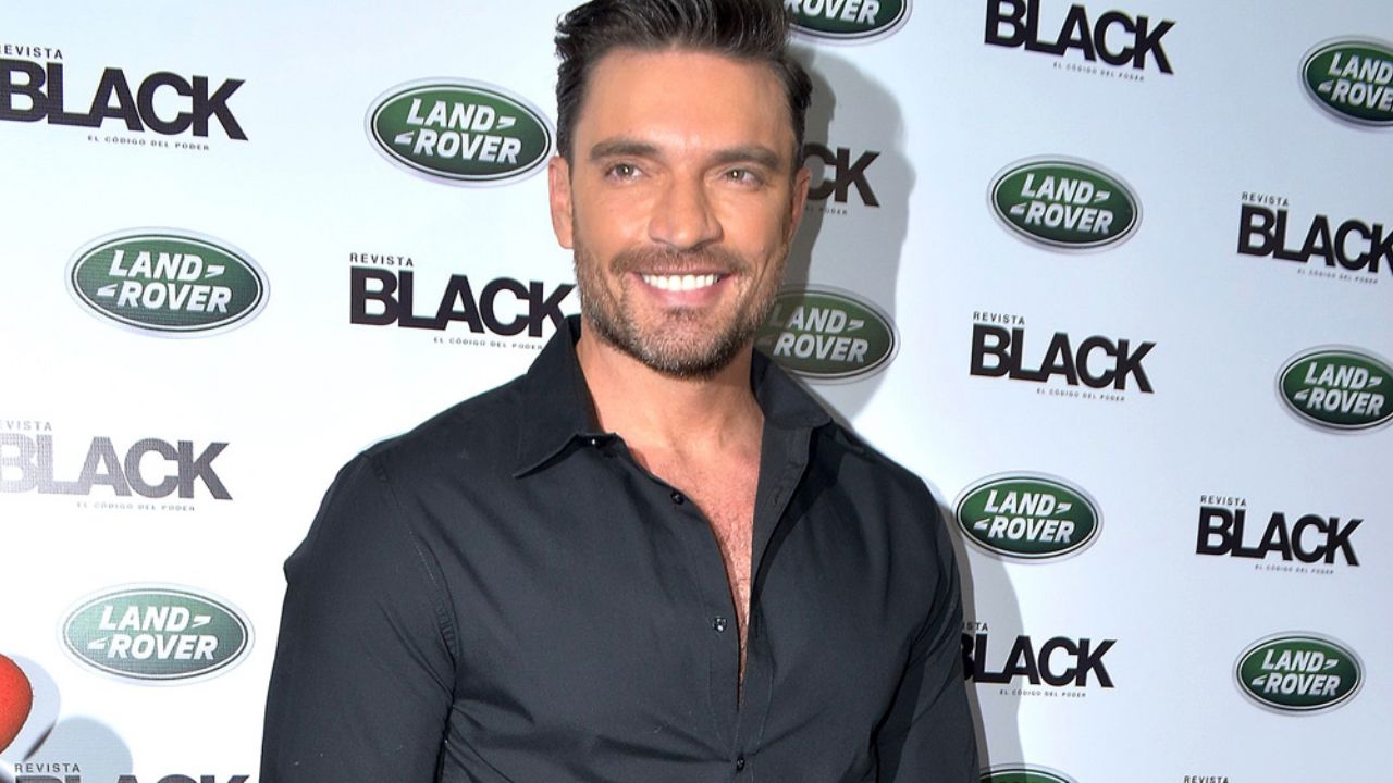 FOTO: Julián Gil comparte íntimo momento desde la cama y posa ¡como Dios lo trajo al mundo!