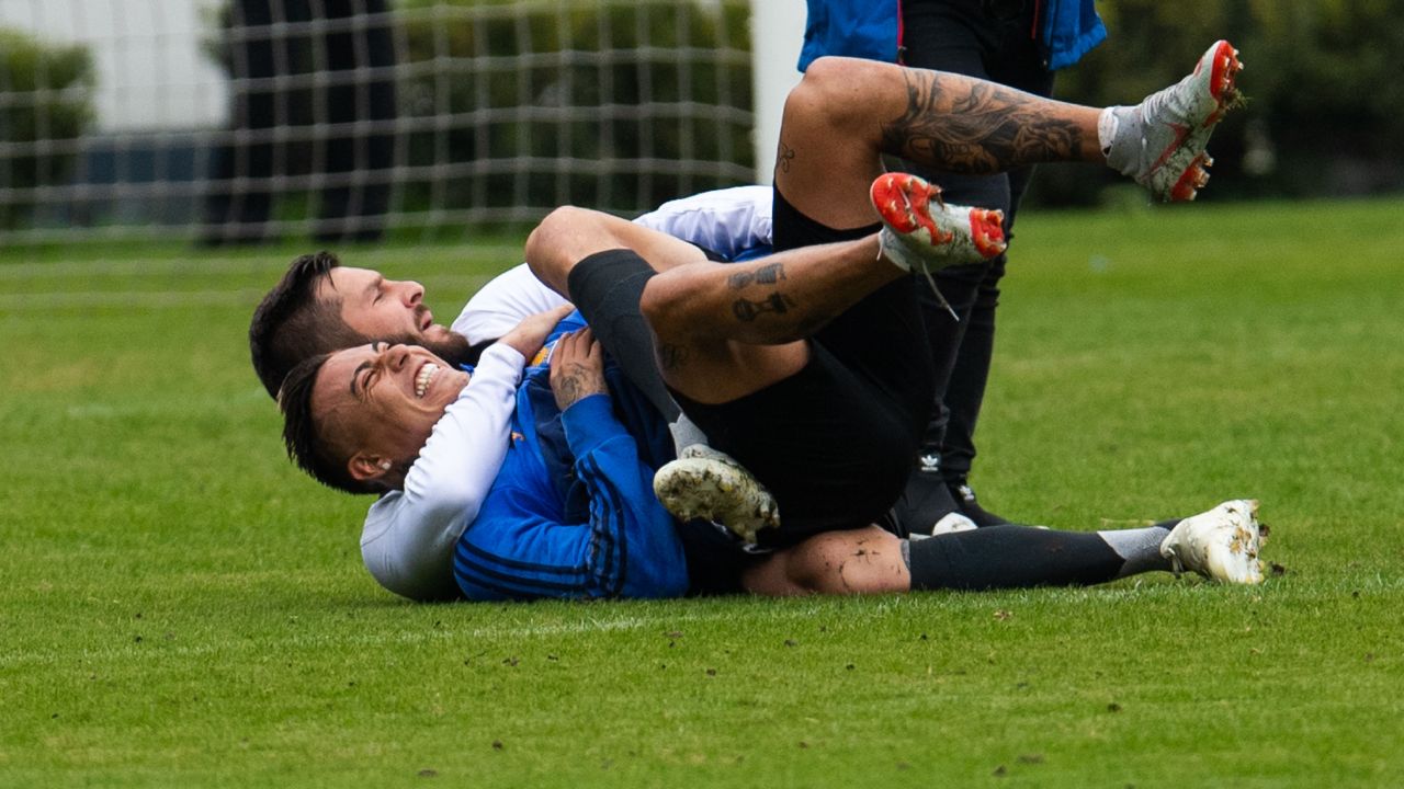 VIDEO: ¡Qué pesados! Gignac recibe descarga eléctrica de Edu Vargas