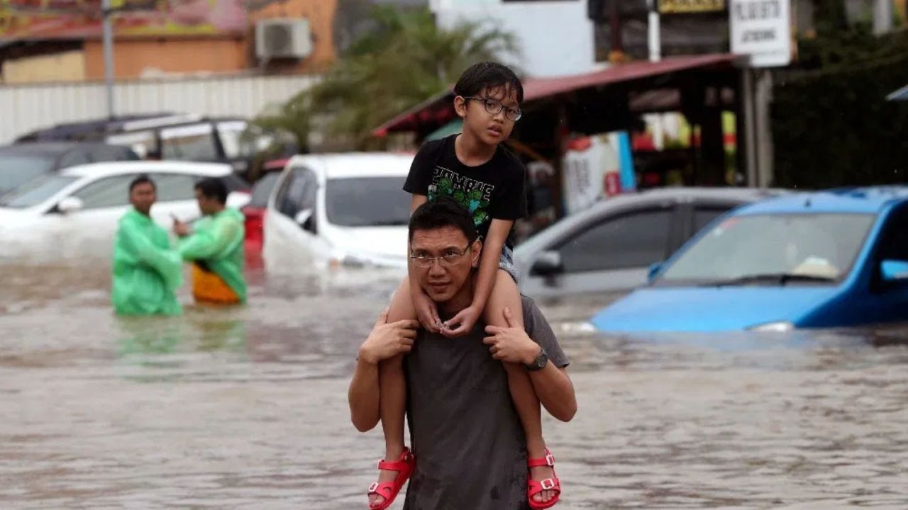 Indonesia: Al menos 23 muertos y miles de evacuados por inundaciones