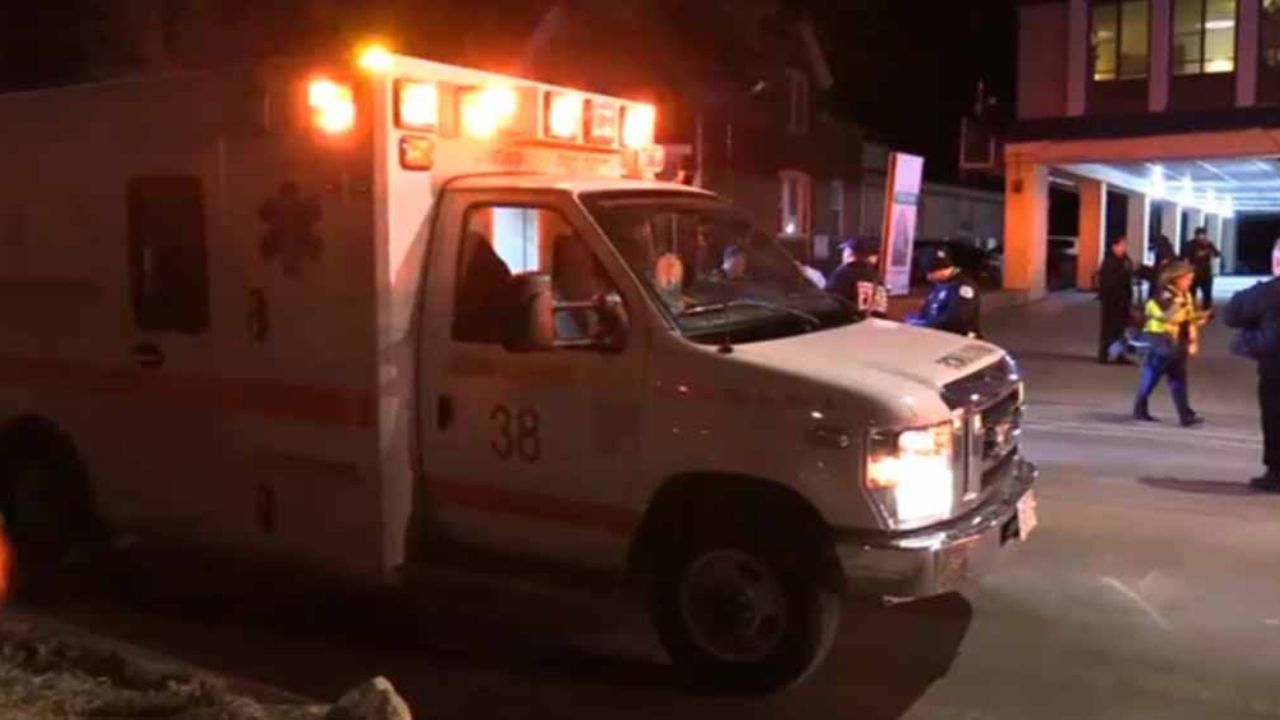 Mujer apuñala a su papá, deja a bebé en bañera y salta desde piso 11 con su hijo