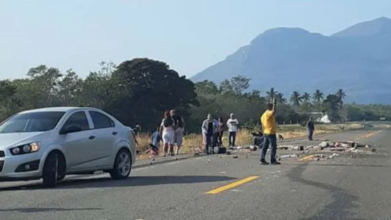 VIDEO: Dramático accidente carretero en Oaxaca; va 1 muerto y 10 heridos