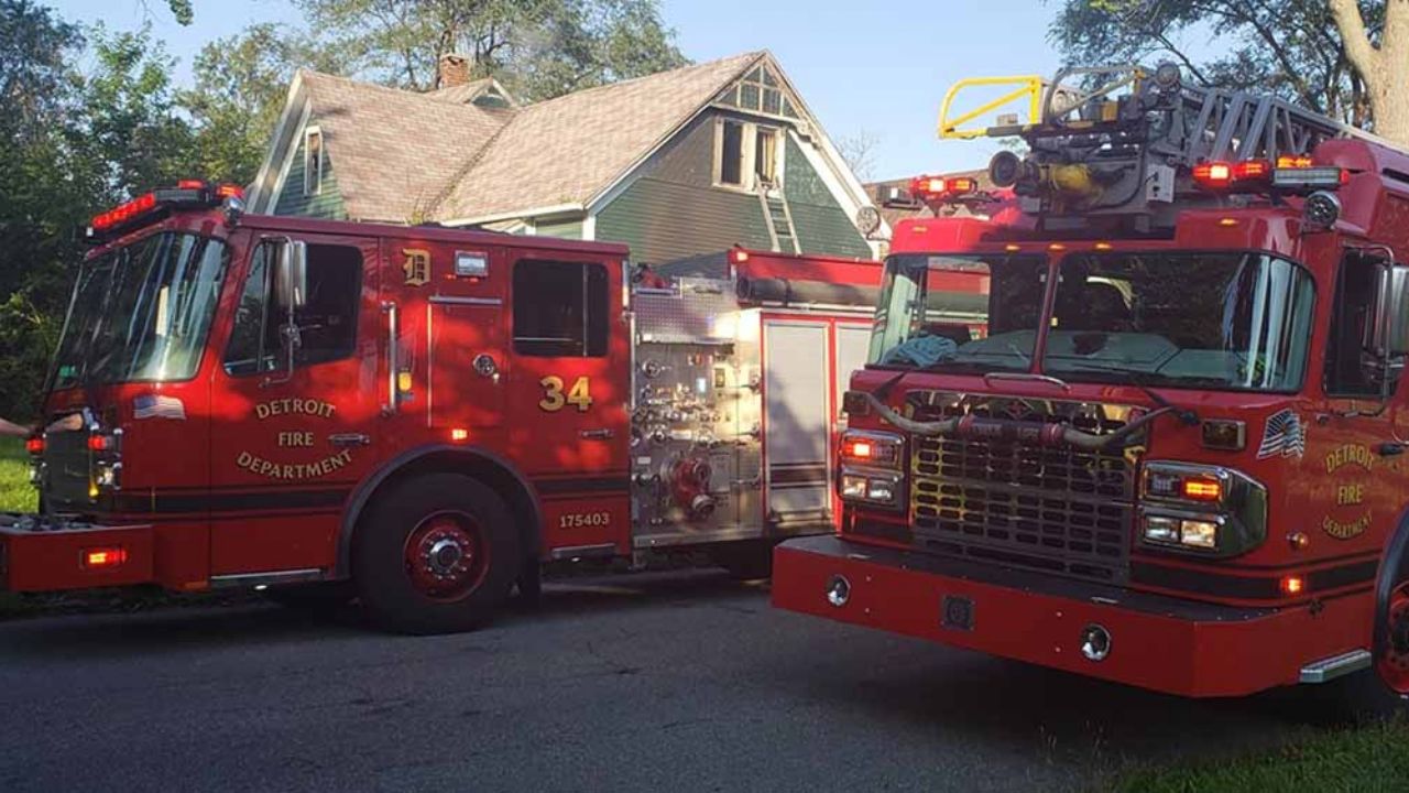 VIRAL: Bomberos generan polémica por posar frente a casa en llamas para selfie
