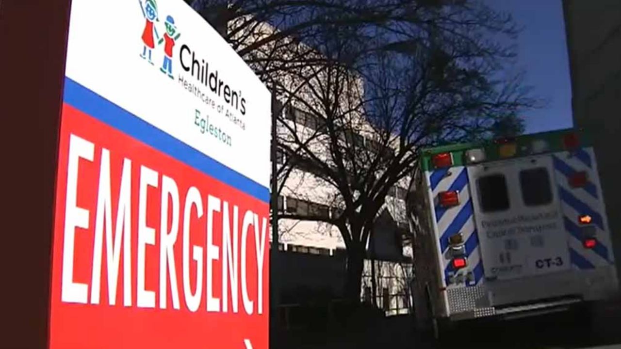 Niño termina en sala de emergencias tras tragarse ¡su regalo de Navidad!