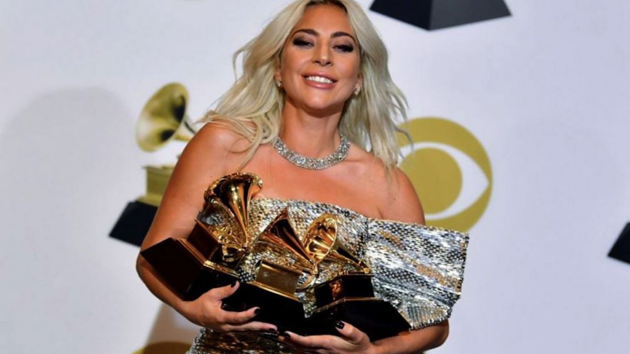 VIDEO: Lady Gaga besa a misterioso hombre durante fiesta de Año Nuevo