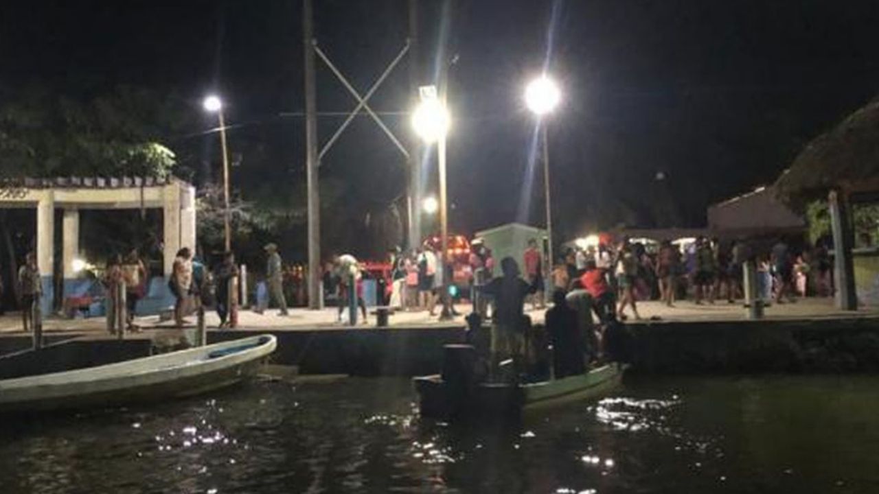 Se hunde panga con turistas en Guerrero: 1 muerto y 24 náufragos